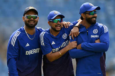 Kuldeep Yadav in discussion with teammates